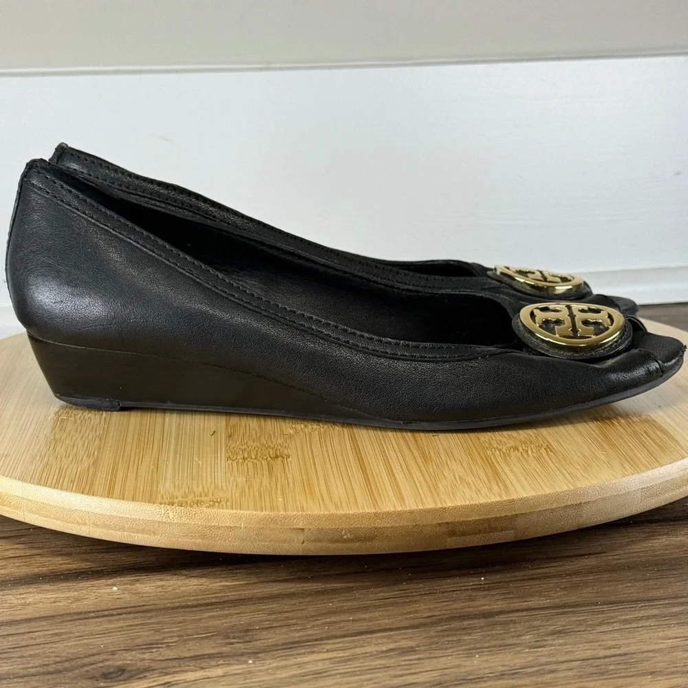 Tory Burch Sally Wedge Pump Women 8.5 Black Peep Toe Gold Logo Medallion